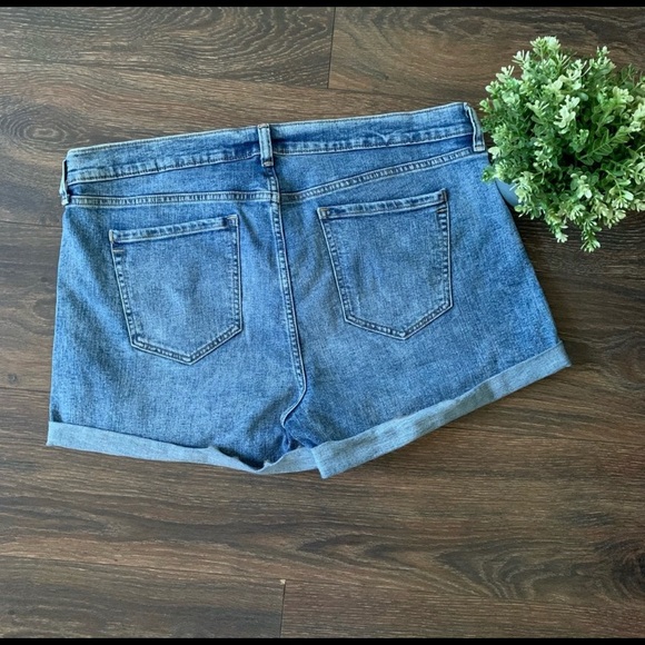 Old Navy Boyfriend High Rise Distressed Stretch Denim Shorts - Picture 2 of 5